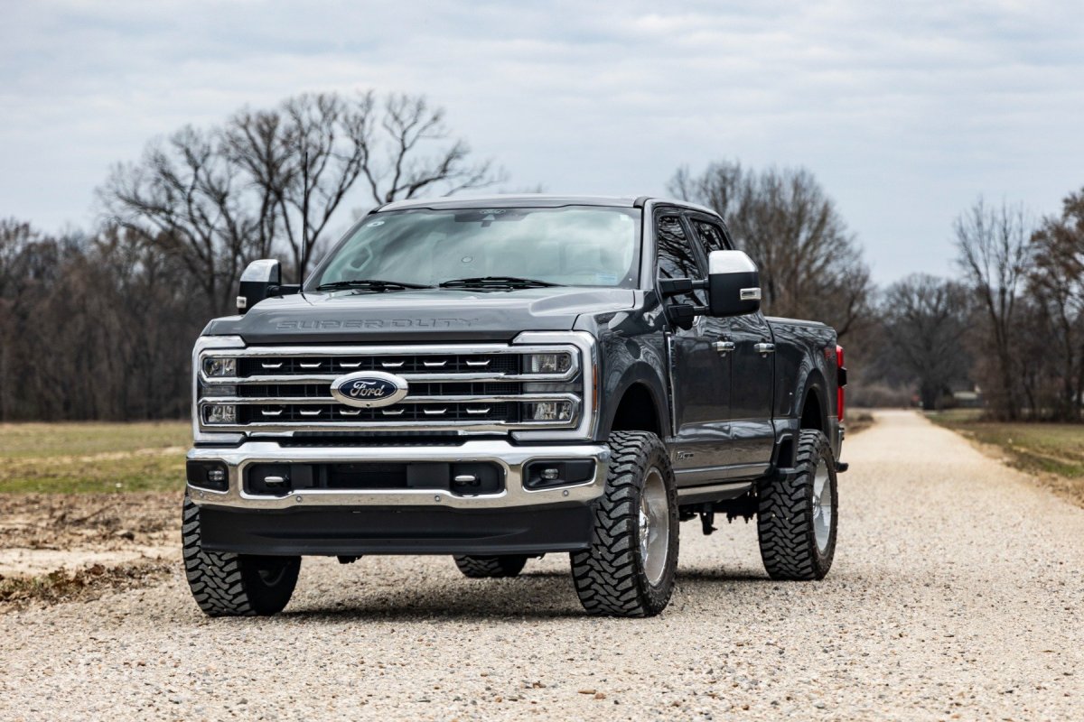 Ford F-250 Super Duty Suspension Lift Kit - Front - Rough Country - 2 Inch Leveling Kit | Track Bar Bracket - '17-'23